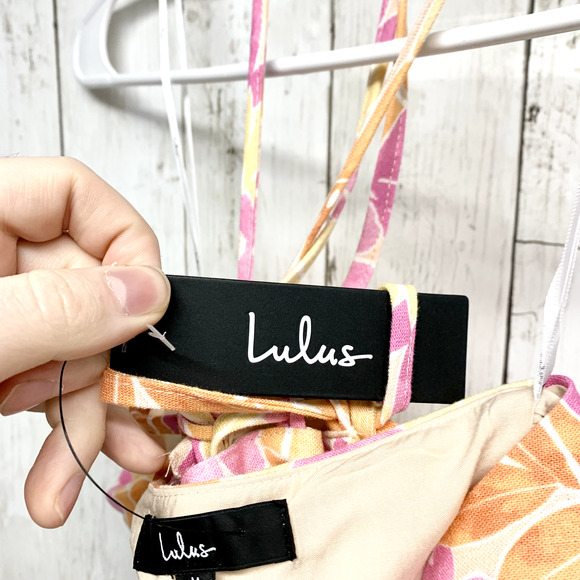 Lulus Cropped Women Size M Floral Halter Tied Neck Rutched Front Open Back NWT - Picture 3 of 4